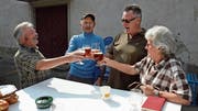 Aufgeweckte Festbesucher stossen an auf das neue Herbstbier aus dem Hause Pilgrim. (Bild: Christoph Heer)