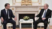 Beäugen sich aus Distanz: Frankreichs Präsident Emmanuel Macron und der russische Präsident Wladimir Putin. (Bild: KEYSTONE/EPA SPUTNIK POOL/ALEXEI NIKOLSKY/SPUTNIK/KREMLIN / POOL)