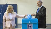 Da war die Welt noch ein bisschen besser in Ordnung: Netanjahu bei der Stimmabgabe mit seiner Frau Sara. (Bild: Heidi Levine/Pool/Keystone)