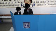 Orthodoxe Juden in einem Wahlbüro. Bei den kommenden Parlamentswahlen in Israel geht es nicht zuletzt um die Identität des Staates Israel: Der rechts-religiöse Block möchte Israel zu einem "frommen Staat" machen. (Bild: Atef Safadi/Keystone)