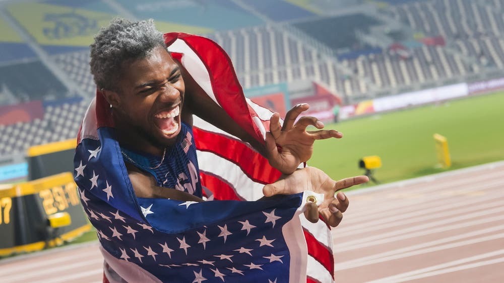 Er hat seine Gegner über 200 Meter "gefressen". Noah Lyles feiert den Weltmeistertitel auf seine Art: (Bild: Keystone)