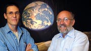 Didier Queloz und Michel Mayor entdeckten 1995 den ersten Exoplaneten bei einem sonnenähnlichen Stern. Seither wurden über 4000 Planeten bei fernen Sternen nachgewiesen. Die Exoplanetenforschung zeigt aber auch, wie einzigartig die Erde ist. (Bild: Keystone/LAURENT GILLIERON)