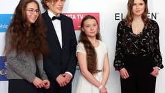 Die 16 Jahre alte schwedische Umweltaktivistin Greta Thunbergumringt von Mitgliedern der Bewegung "Fridays For Future" an der Gala für die Verleihung der Goldenen Kamera in Berlin. (Bild: KEYSTONE/EPA/FELIPE TRUEBA)