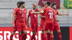 Admir Mehmedi (M.) erhöht in der 43. Minute auf 2:0 für die Schweiz. (Bild: Keystone)