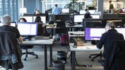 So sieht es normalerweise im Büro der SDA aus. An den eidgenössischen Wahlen wird jedoch ein Textroboter einen Grossteil der Arbeit erledigen. (Bild: Keystone/GAETAN BALLY)