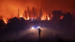 Feuerwehrleute im Kampf gegen das Feuer. (Bild: Keystone)