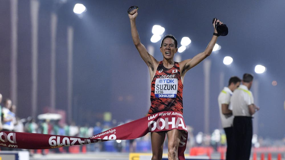 Schnell wie ein Auto? Yusuke Suzuki gewinnt das Rennen über 50 Kilometer Gehen. (Bild: Keystone)