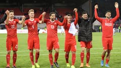 Die Schweizer feiern mit ihren Fans den Pflichtsieg über Gibraltar. (Bild: Keystone)