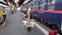 Die schwedische Klima-Aktivistin Greta Thunberg hat's vorgemacht und reiste im Zug nach Davos statt im Flugzeug. Mittlerweile ist "Flygskam" - "Flugscham" - in Schweden voll im Trend. (Bild: Keystone/ADRIAN REUSSER)