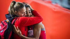 Da ist etwas Trost von Teamkollegin Angelica Moser (Stabhochsprung) bitter nötig. (Bild: Keystone)