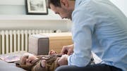 Väter sollen sich nach der Geburt auch ums Baby kümmern können. Bild: Keystone (Bild: Gaetan Bally / Keystone)