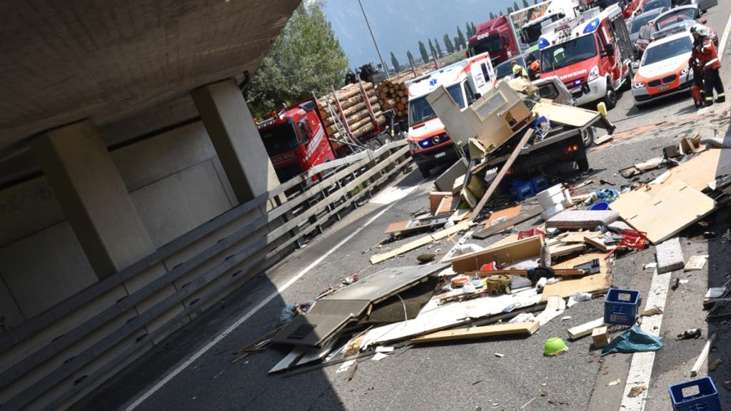 Totalschaden von Lieferwagen mit Wohnaufbau auf der A13 ...