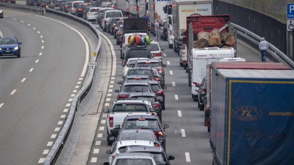 Ãœber 14 Kilometer Stau vor dem Gotthard-Tunnel