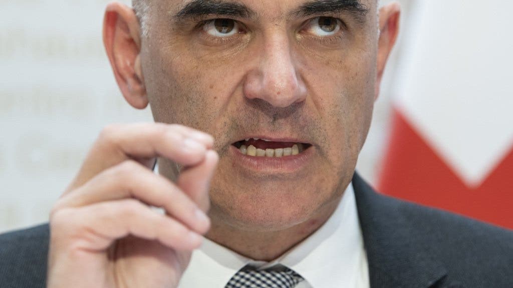 Bericht - Bundesrat Alain Berset soll mit Fotos und E-Mails um 100'000 ...