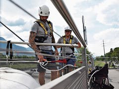 Die Gerüstbauer Karl Frei (links) und Joel Blumer erläutern das Prinzip der Life Line, der Absicherung bei einem Unfall.