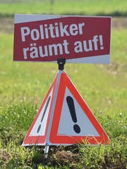 Mit diesem Warndreieck macht Peter Schenk auf seine Aktion aufmerksam. (Bild: Mario Testa)