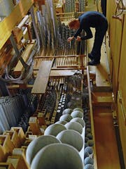 Handarbeit: Jens Krug beim Reinigen der Kirchenorgelpfeifen. (Bild: Beat Christen (Engelberg, 3. Oktober 2018))