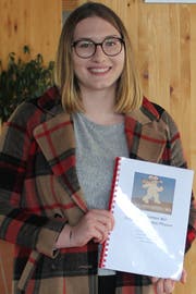 Auf dem Deckblatt von Alina Osterwalders Maturaarbeit prangt das «Bärensignet» des Senders. (Bild: Joëlle Ehrle)