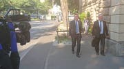 Im Fokus der Medien: der Luzerner Polizeikommandant Adi Achermann (links) mit seinem Verteidiger, Rechtsanwalt René K. Merz. (Bild: Alexander von Däniken, Luzern, 1. Juli 2019).