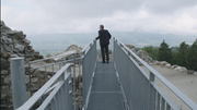 Hat eine zentrale Rolle im Film: Finanzdirektor Marcel Schwerzmann, hier als «Steuervogt» auf der Ruine Nünegg in Hohenrain. (Screenshot: «Luzern der Film»)