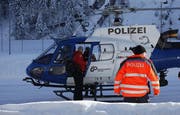 Mit einem Polizei-Heli suchte man aus der Luft. (Bild: Geri Holdener/ Bote der Urschweiz)