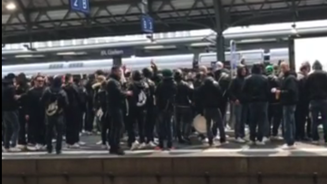 FC ST.GALLEN: St.Galler Fans steigen auf die Gleise und ...