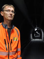 Erwin Elmiger, Koordinator der Ventilator-Revision, im Sicherheitsstollen des Gotthardstrassentunnels. (Bild: Urs Hanhart, 16. September 2019)