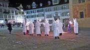 ...am Güdelmontag vom Hinterdorf auf den Schwyzer Hauptplatz. (Bilder: Leser-Reporter)
