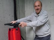 Bärti Baumann öffnet den Schieber der Ableitung. Nun ist die ARA Wassen ausser Betrieb. (Bild: PD)