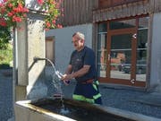 Peter Langhart, Mitarbeiter der Werkbetriebe Frauenfeld, nimmt eine Trinkwasserprobe am öffentlichen Brunnen in der Obholzstrasse. (Bild: pd)