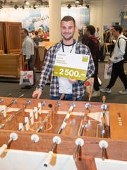 Dino Hediger freut sich über den mit 2500 Franken dotierten Preis, den er für seinen Töggelikasten erhalten hat. (Bild: PD)
