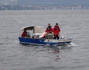 Mit einer Unterwasserkamera wurde nach dem vermissten Ruderer gesucht. Jetzt wurde die Suche eingestellt. (Bild: Zuger Polizei)