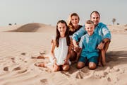 Asien, Naher Osten, Südafrika, Australien - und jetzt Andermatt im Kanton Uri: Raphael Krucker mit seiner Familie. (Bild: pd)