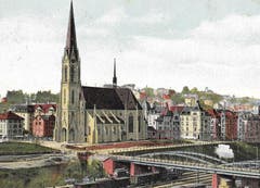 Die katholische Pfarrkirche St. Otmar wurde zwischen November 1905 und April 1908 von August Hardegger erbaut. Davor die Vonwil-Brücke mit dem rege benutzten Güterbahnhof. Ansichtskarte verschickt 1913. (Bild: Sammlung Reto Voneschen)