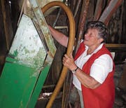 Anni Bünter füllt den Wasserbehälter der Wasserbahn. (Bild: Ruedi Wechsler (Wolfenschiessen, 19. Juli 2018))