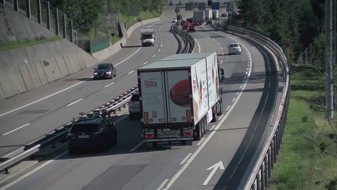 Video: Fernweh nach Süden: Vor dem Gotthard staute es zu ...
