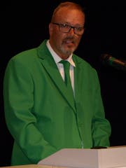 Bruno Christen (CVP, Buochs) gratulierte der neuen Landratspräsidentin im Namen aller Fraktionen und tat dies im passenden grünen Outfit.(Bild: Kurt Liembd, Stans, 26. Juni 2019)