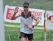 Thomas Schilter jubelt: Der Tagessieger aus Rothenthurm befindet sich kurz vor dem Ziel. (Bild: Urs Hanhart (Bannalp, 18. Juni 2018))