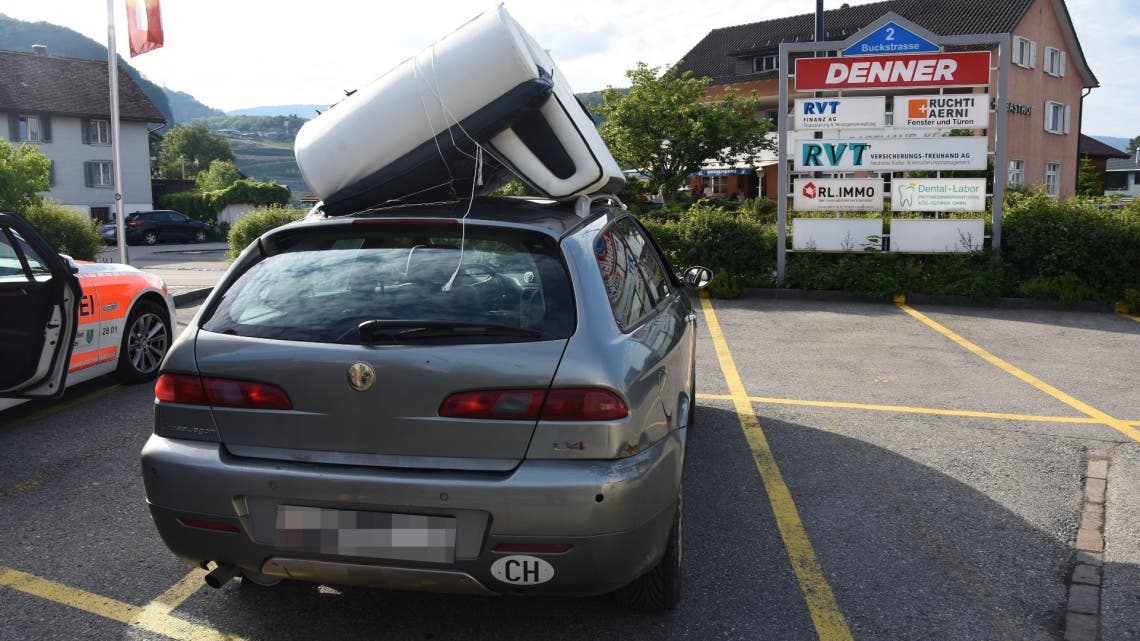Autofahrer verliert auf der A13 bei Sennwald sein Sofa ...