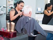 Deysi Yagual bei ihrer Arbeit im Coiffure City Hair. (Bild: Maria Schmid)