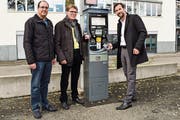 Neu lassen sich die Kosten fürs Parkieren etwa auf dem Marktplatz auch per Twint bezahlen: Markus Rahm, Digitalparking AG, Werner Spiri, Leiter Amt für Sicherheit, und Adrian Plattner, Twint AG. (Bild: Samuel Koch)