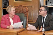 Vor ihrer ersten Sitzung bespricht die neue Präsidentin Monika Rebhan Blättler einige Details mit Daniel Amstad, Geschäftsleiter und Sekretär der Landeskirche. (Bild: Richard Greuter (4. Dezember 2018))