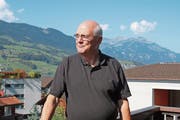 Der neue Gemeinderat Werner Nolte auf seinem Balkon. (Bild: Marion Wannemacher (Sachseln, 20. September 2018))