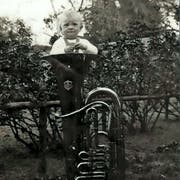 Hermann Bresch als Kind in einer Tuba. (Bild: PD)