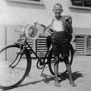 Ernst Willi mit dem Velo, mit dem er damals den Kunden Lieferungen machte. (Bild: PD)