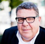 Patrick Tschan hat einen abenteuerlichen Roman über einen tollpatschigen Toggenburger geschrieben, der nur Käse im Kopf hat. (Bild: Stefan Bohrer)