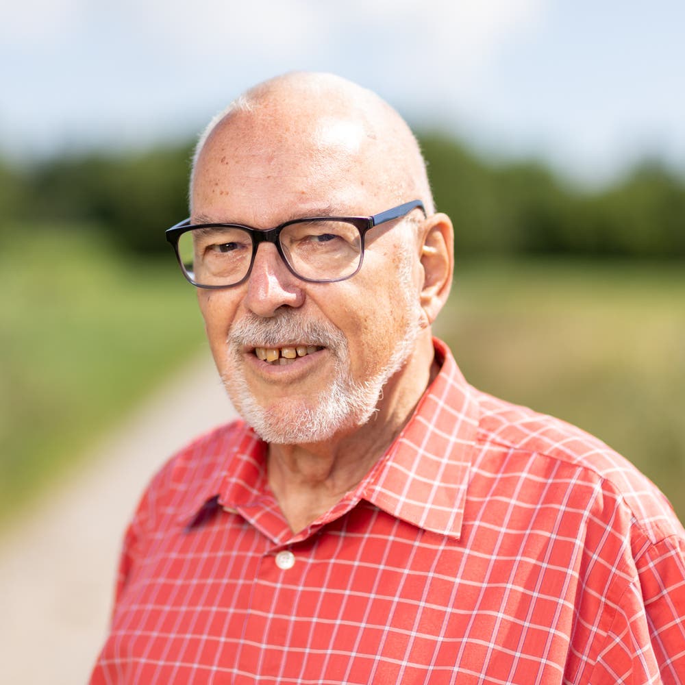 Karl Seeholzer, Siebnen, Pensionierter Kaufmännisch-Technischer Angestellter, 1941. Motivation: «Gesundheit muss bezahlbar bleiben. Beim Service Public braucht es mehr gut bezahlte Mitarbeiter statt Auslagerung und riesige Manager-Saläre.»