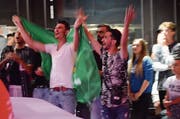 Public Viewing ist eine gute Möglichkeit zur Beziehungspflege während der WM. (Bild: Corinne Hanselmann)