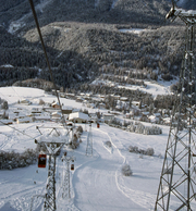 Scuols Skigebiet im Winter 1999: Nicht alle Bahnen überstanden den «Lawinenwinter» unbeschadet. Ein Skilift wurde durch einen Lawinenabgang zerstört. (Archivbild: Foto Taisch, Scuol)