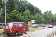 Die beiden roten Unfallautos bei der Ausfahrt Kreuzbleiche von der St.Galler Stadtautobahn. (Bild: Kantonspolizei St.Gallen - 10. Juni 2019)